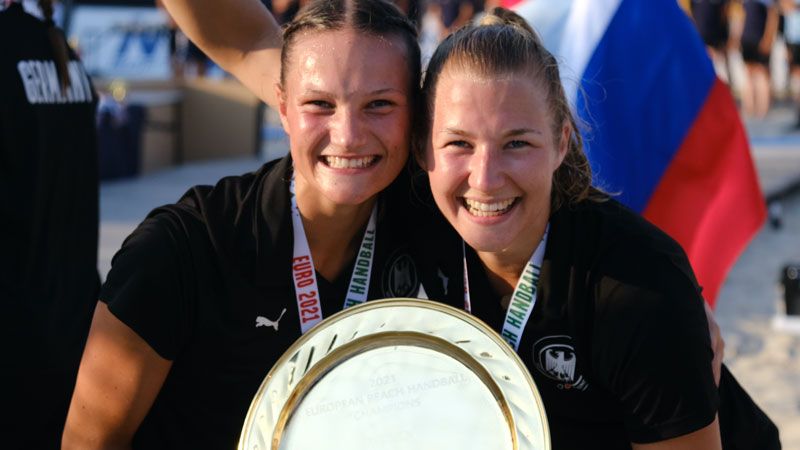Kathi Filter und Liv Süchting vom Buxtehuder SV freuen sich über den Sieg. | Foto: Julia Nikoleit