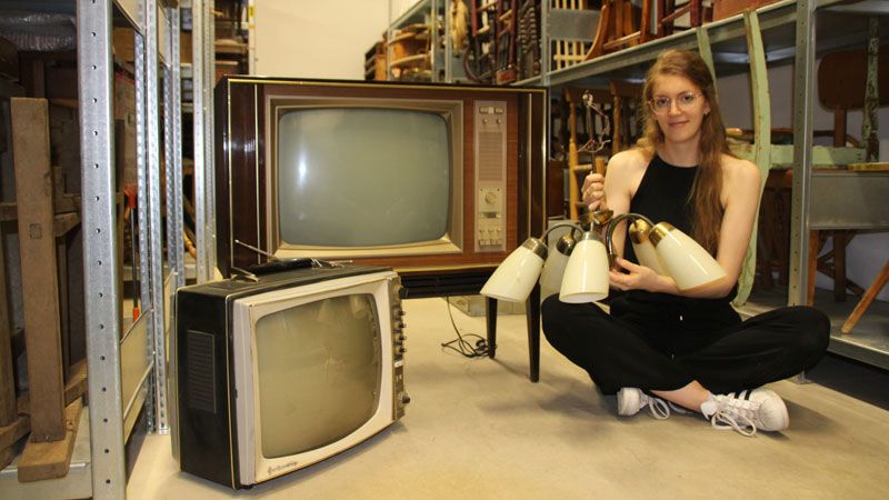 Victoria Preuß, tragbarer Fernseher von Grundig und Philipps-Fernseher im Vitrinenmöbel | Foto FLMK