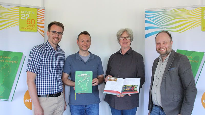 Das Autorenteam bei der Buchübergabe an Seevetals Bürgermeisterin Emily Weede (Zweite von rechts): Philip Werk (von links, Grafik), Arndt-Hinrich Ernst und Dr. Jörn Lindner. | Foto: Gemeinde Seevetal