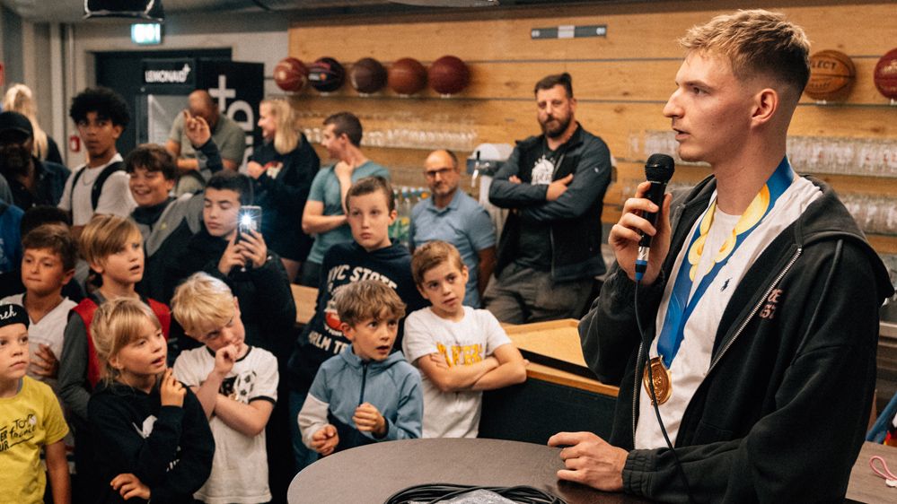 Mehr als 150 Kids begrüßten Basketball-Weltmeister Justus Hollatz in Hamburg. | Foto: Marvin Contessi