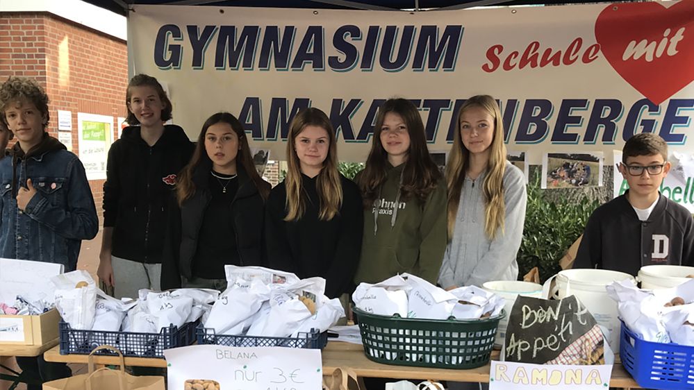 Die Klassen 8a und 8d des GAK in Buchholz beim Verkauf ihrer geernteten Kartoffeln auf dem Markt. | Foto: ein