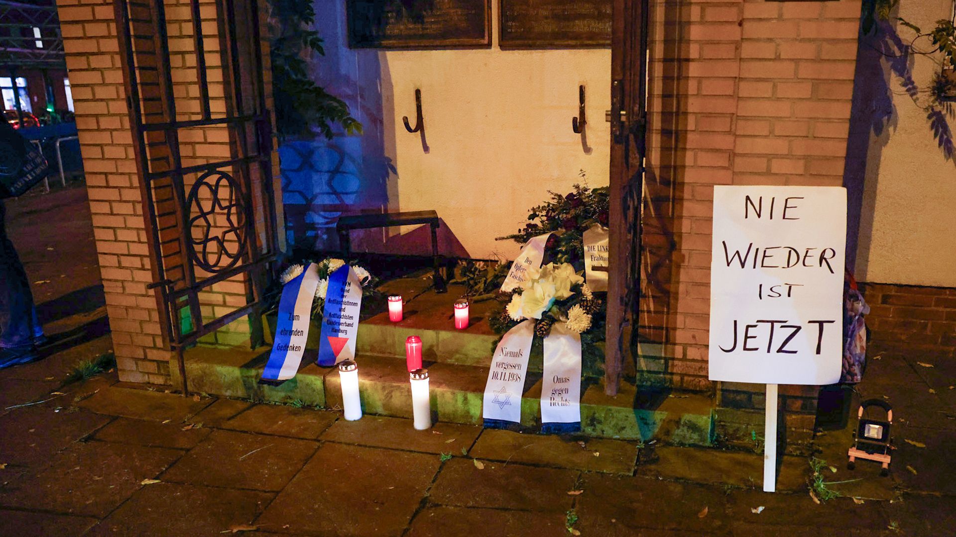 am 10. November gedachten viele Harburger an die Schrecken der Naziherrschaft und riefen die Notwendigkeit ins Gedächtnis, sich auch heute gegen Antisemitismus stark zu machen. | Foto: Lenthe-Medien/Reimer