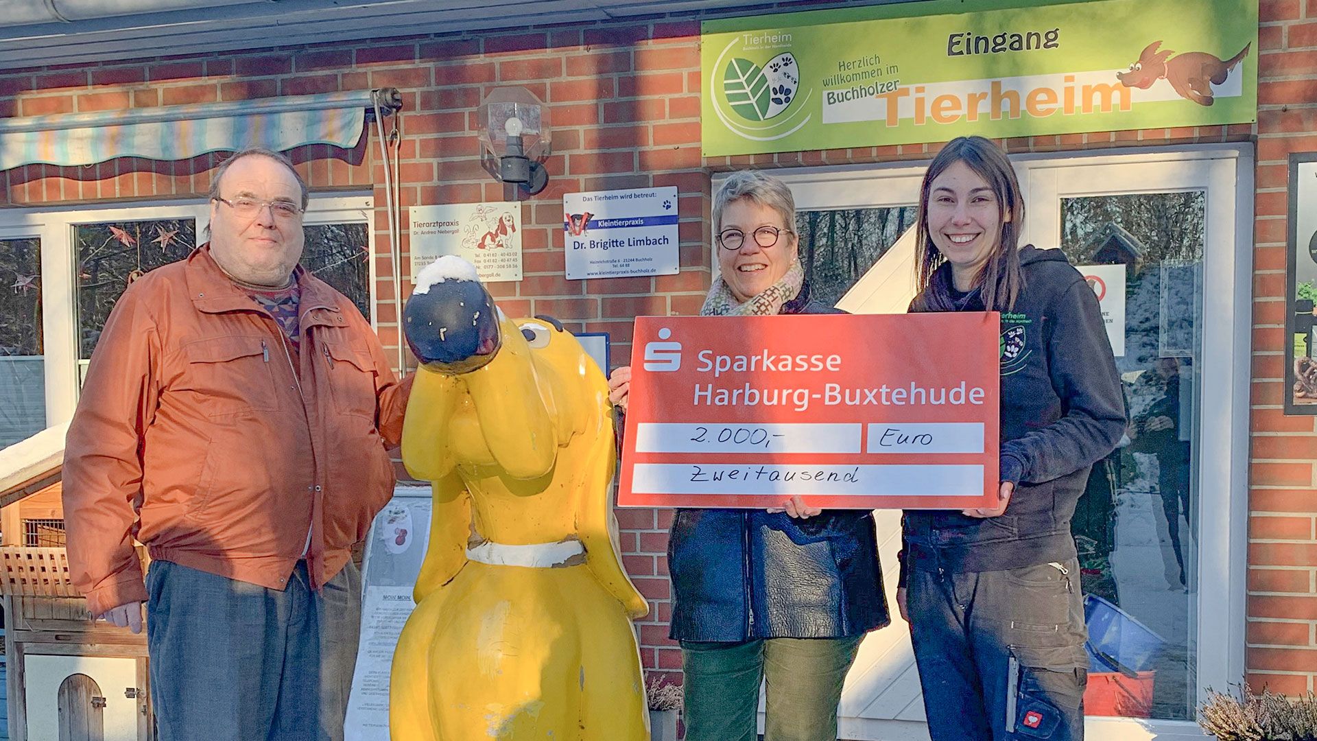 Michael Frühauf (von links, Tierheim-Schatzmeister), Dorit Wickbold (ehemalige Beratungscenter-Leiterin der Sparkasse Harburg-Buxtehude in Tostedt) und die stellvertretende Tierheim-Leiterin Jenny Müller. | Foto: Sparkasse