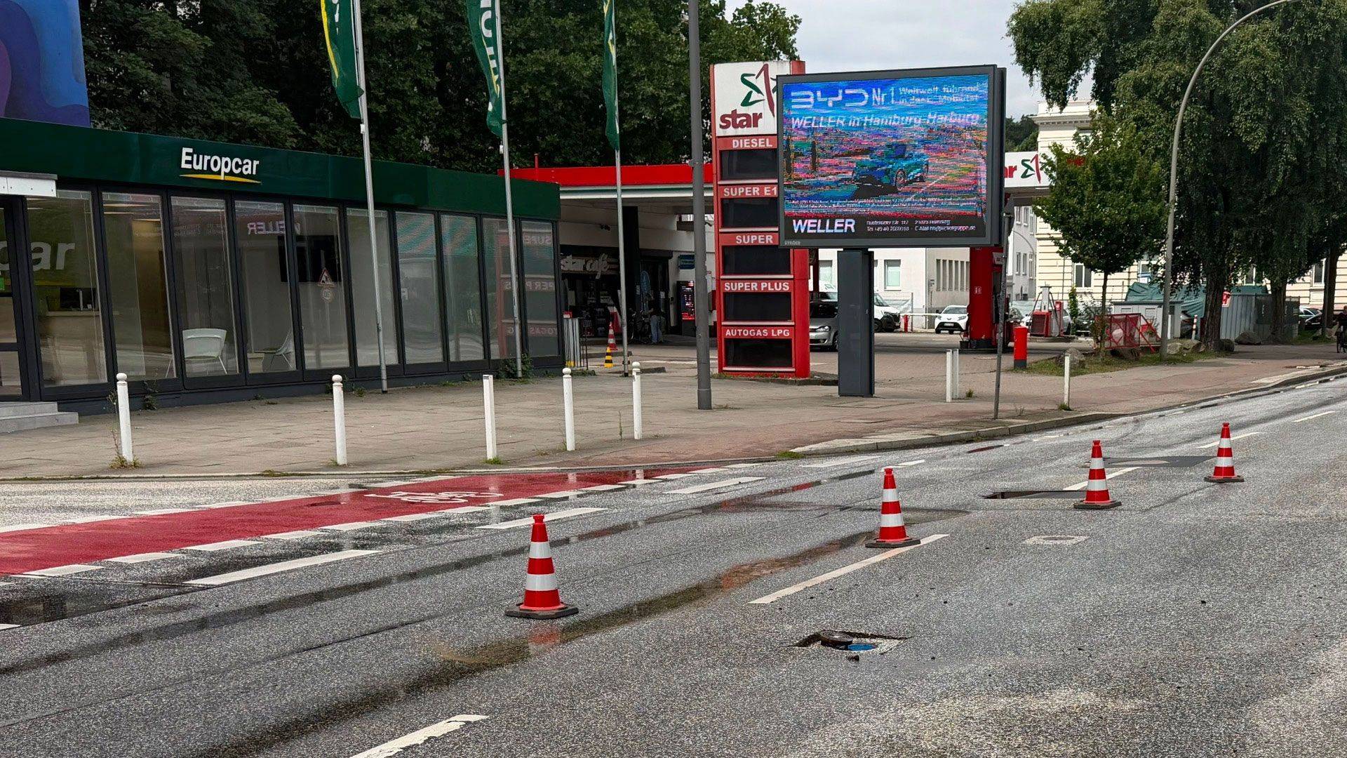 Im Bereich Seehafenbrücke/Buxtehuder Straße droht der nächste Wasserrohrbruch die B 73 wieder für längere Zeit lahmzulegen. Foto: Lenthe-Medien/Reimer