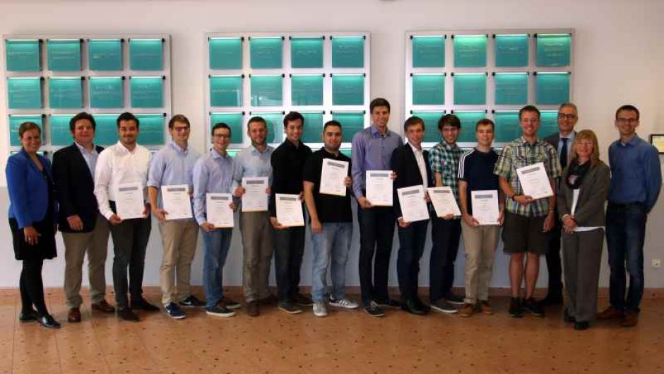 Die Preisträger der Jungheinrich Preisverleihung 2018: (v.l.n.r.) Julia Thiel, Sebastian Müller, David Hackenberger, Tom Heitmann, Johannes Heise, Benjamin Gebhardt, Devin Meyer, Ahmad Maladan, Kristoffer von der Ohe, Tjark Hindersmann, Hendrik Geisler, Matti Vahs, Timon Hartwich, Prof. Dieter Krause, Dr. Jessica Finke, Jérôme Rolink. | Foto: ein