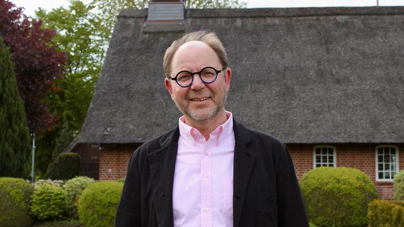 Pastor Peter M. Schwarz vor der Kapelle in Over. | Foto: ein/C. Wöhling