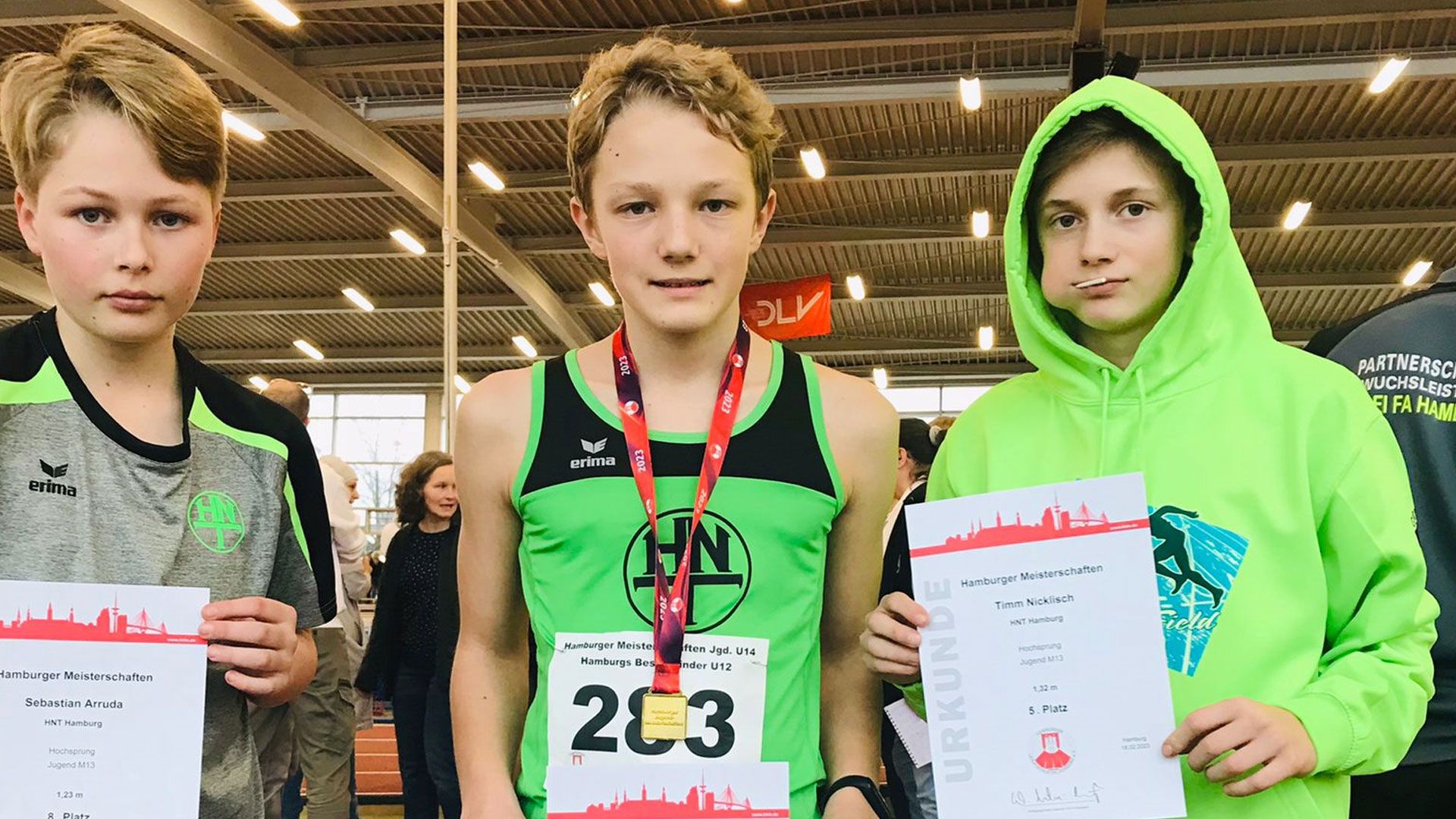 Maximilian Seng (Mitte) präsentiert seine Urkunde für den ersten Platz im Hochsprung. Neben ihm seine Vereinskollegen Timm Nicklisch (rechts, 5. Platz) und Sebastian Arruda (8. Platz). | Foto: HNT