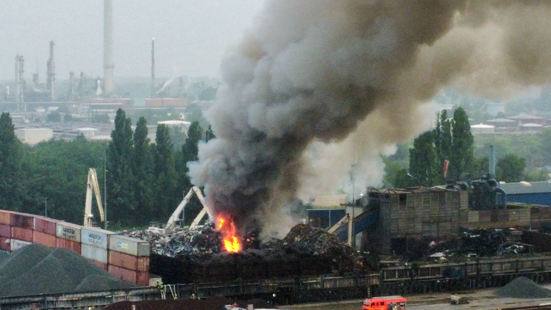 Eine riesige Rauchwolke steht seit heute Morgen über dem Harburger Hafen. | Foto: Lenthe-Medien