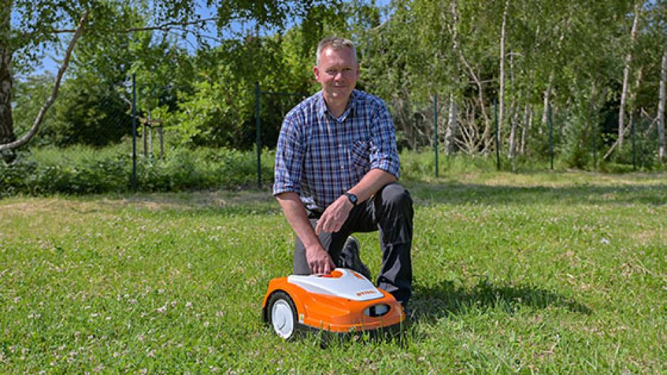 Die Rasenmäher-Roboter sind die Spezialität von KFZ-Meister Frank Steenwarber von Meister Witt aus Stade. Für sie hat er sogar ein "Roboter-Hotel" für die fachgerechte Einlagerung im Winter.