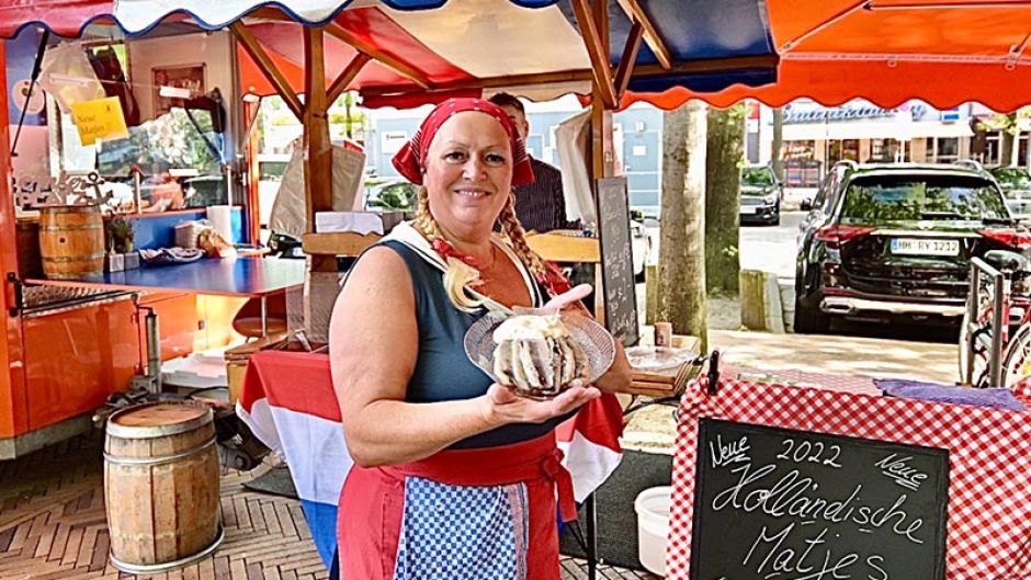 Bei Anuschka Blockhaus auf dem Harburger Wochenmarkt läuft gerade Matjes-Saison.