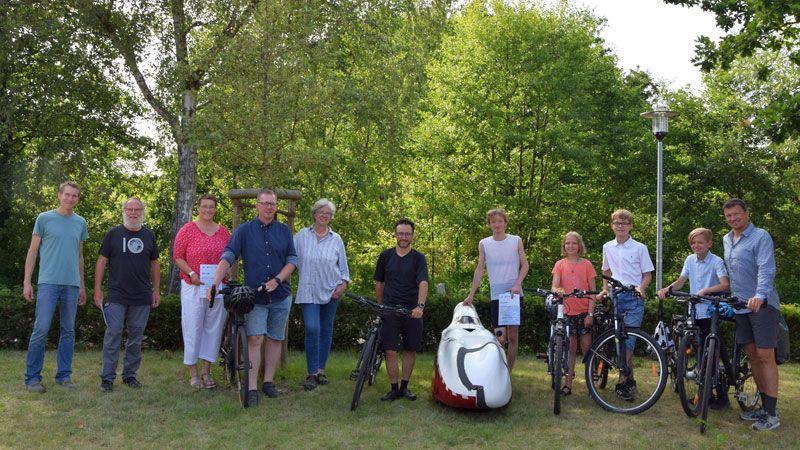 Seevetals Bürgermeisterin Emily Weede (5. von links) und Stadtradeln-Organisator Michael Mammes (links) mit den Siegerinnen und Siegern 2022. | Foto: Gemeinde Seevetal