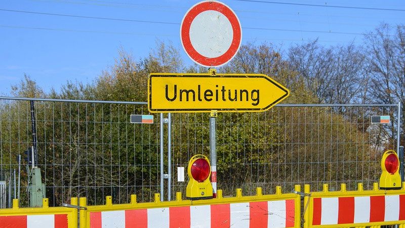 Wegen Straßenbauarbeiten für Kreisverkehr gibt es in Buchholz eine Umleitung für Radfahrer und Fußgänger. | Foto: ein