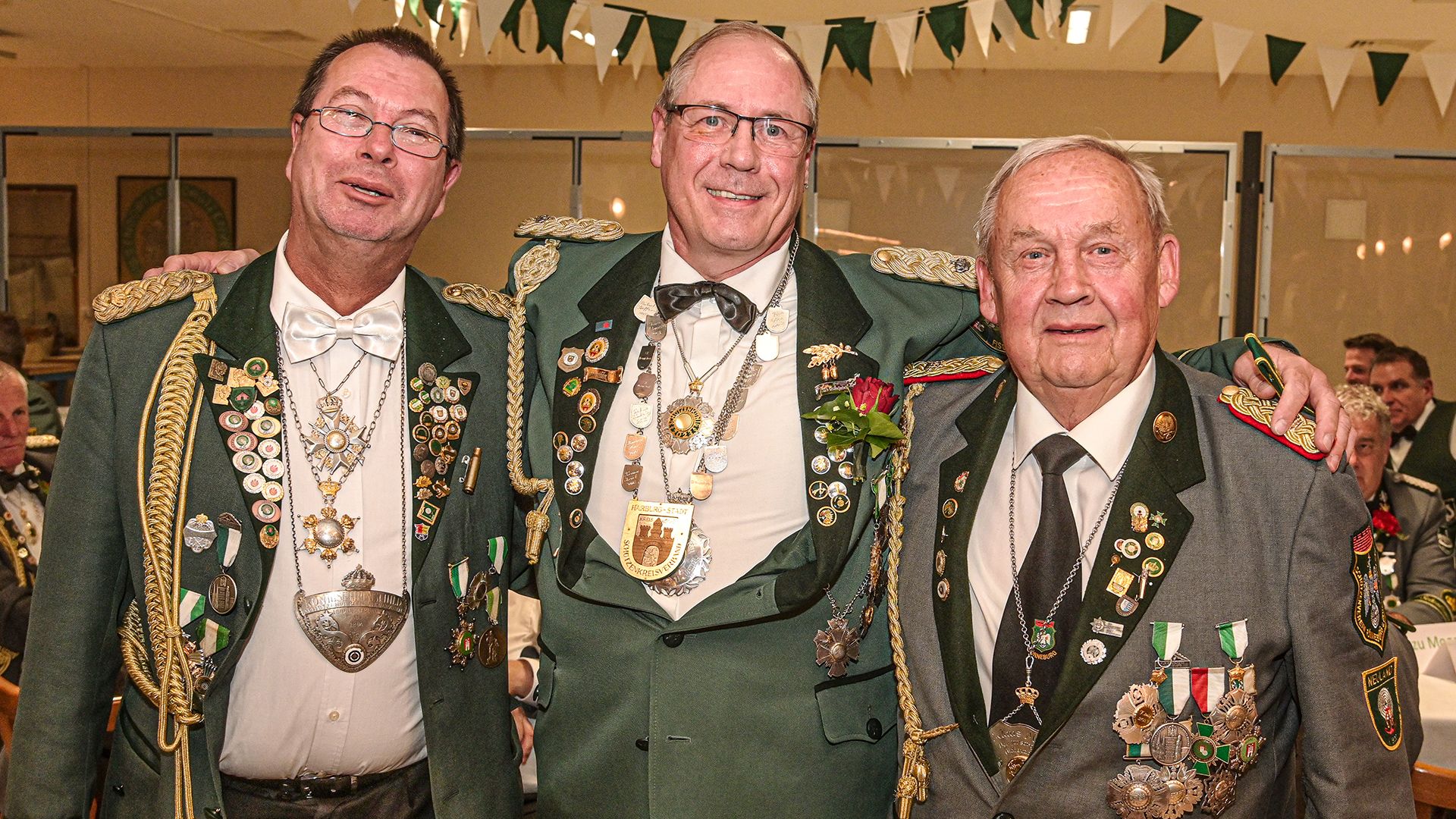 Peter Wondruschat (Mitte) ist neuer Kreiskönig der Harburger Schützen. Zweiter wurde Thorsten von Boden (lnks) und den dritten Platz sicherte sich Klaus Meyer. | Foto: Niels Kreller