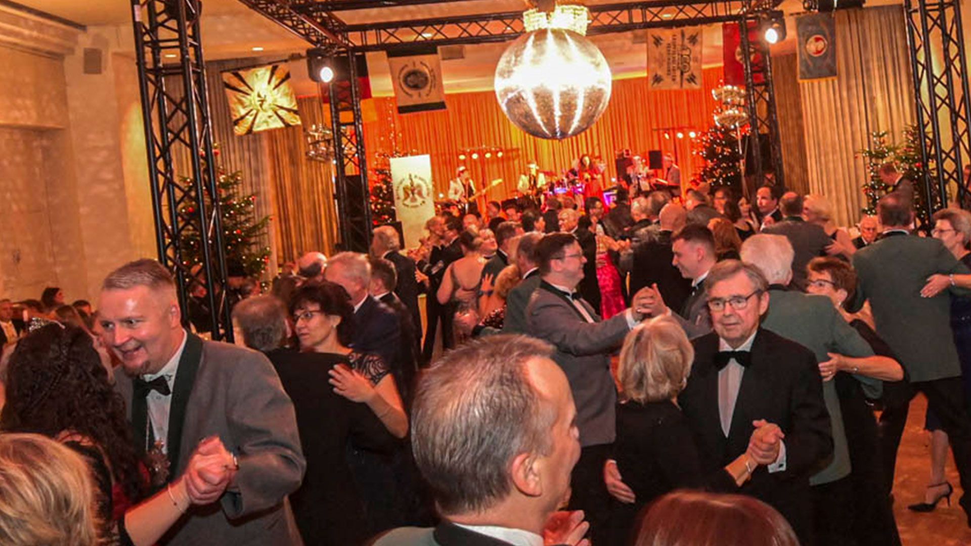 350 Gäste, darunter viel junge Ballbesucher, kamen zum Winterball der Harburger Schützengilde zu Ehren von Gildekönig Ulf Schröder. | Foto: Niels Kreller
