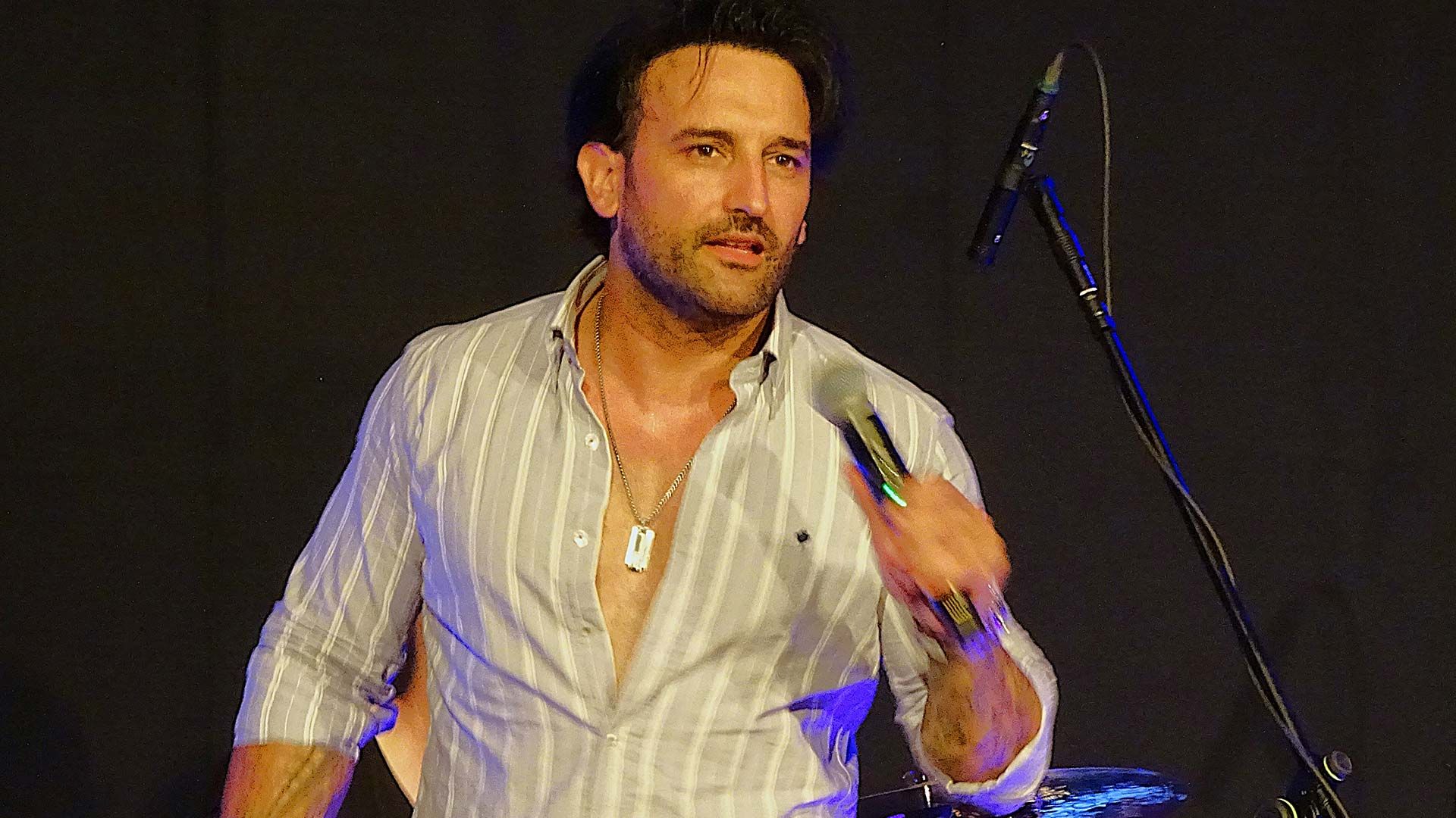 Gordon Davis heizte im "Dörphus" in Hörsten die Temperatur noch weiter an. Foto: Ilka Teschner