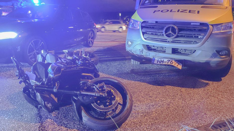 Ende der Flucht: Der Motorradfahrer kollidierte mit einem Streifenwagen. Foto: Lenthe-Medien/Apelt