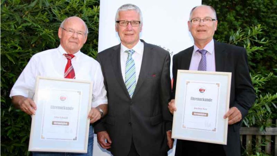 Die beiden neuen Ehrenmitglieder Otto Schmidt (links) und Joachim Weis (rechts) mit dem im Amt bestätigten langjährigen Fußballchef Manfred Marquardt aus Bendestorf. | Foto: ein