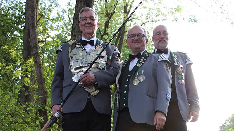 Beim Marmstorfer Vogelschießen wird der Nachfolger von König Thomas Metschulat (links9, hier mit seinen Adjutanten Arne Döscher (Mitte) und MIchael Pahlke, gesucht. | Foto: ein