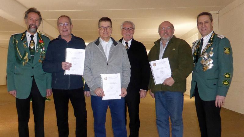 Die Gewinner des Neujahrsschießens mit dem Vorstand des SV Hausbruch: Hans-Heiner Fischer (von links) SV Hausbruch, Harald Rinck SV Fischbek, Sieger Günter Katins (SK Stelle), Karl-Heinz Ahlt SV Hausbruch, Bobby Fürchtenich vom SV Tötensen-Westerhof, und Michael John vom SV Hausbruch. | Foto: ein