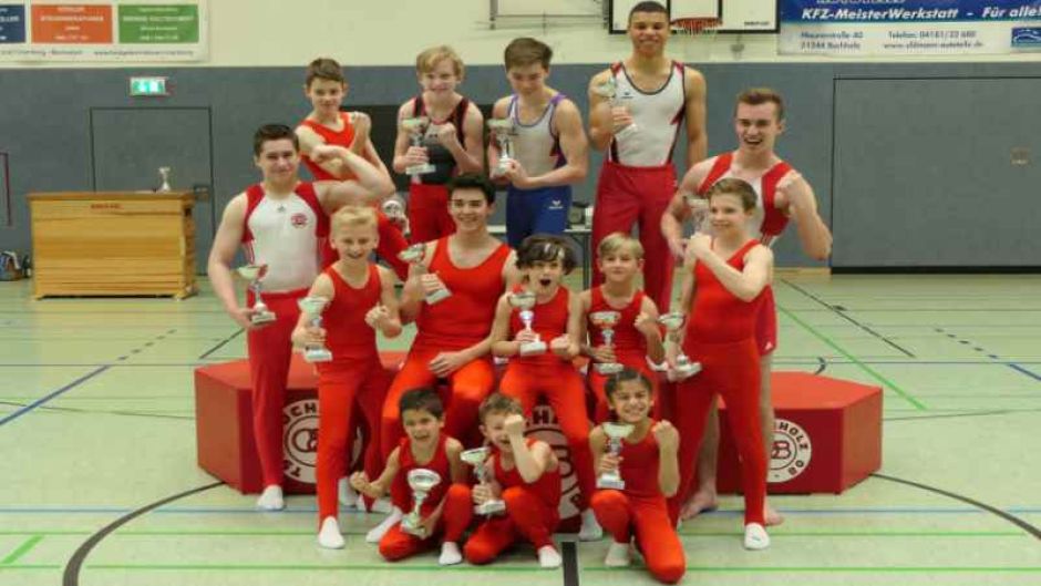 Die jubelnden Kreismeister des TSV Buchholz 08 präsentieren stolz und voller Freude ihre Siegerpokale. | Foto: ein