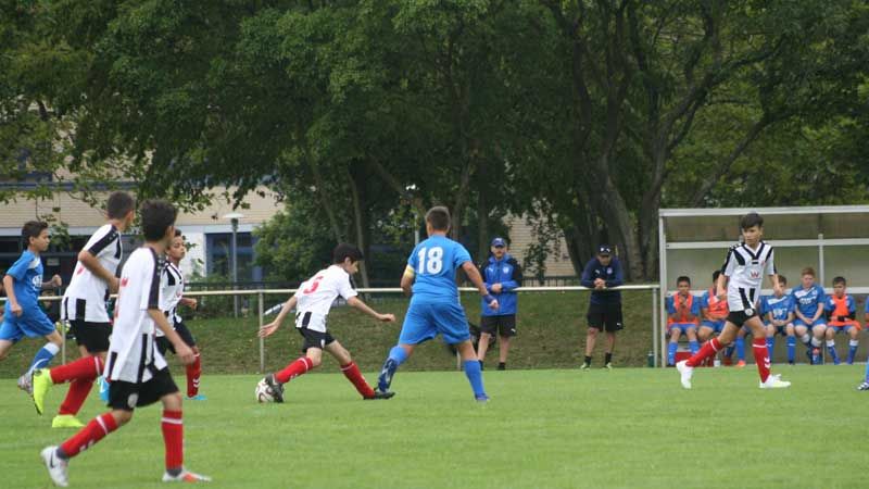 Am vergangenen Sonntag kam es im Rahmen der Saisoneröffnungsfeier 2019/2020 auf dem Gelände des Hamburger Fußball-Verbands (HFV) in Jenfeld zum Spiel zwischen dem Harburger TB und AC Schwaben Chicago. | Foto: ein
