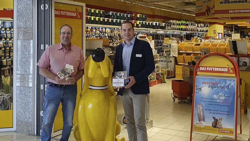 DRK-Einrichtungsleiter Thorben Goebel-Hansen und Michael Barenscheer, Bezirksleiter von Das Futterhaus, bei der Aufstellung der Spendenboxen für das Harburg-Huus für Obdachlose. | Foto: ein/DRK-Kreisverband Hamburg-Harburg e.V.