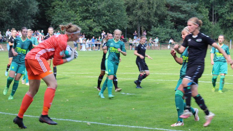 : Jesteburgs Torhüterin Laura Jungblut kann diesen Angriff der in dunkler Spielkleidung agierenden Gäste-Elf abfangen. | Foto: ein