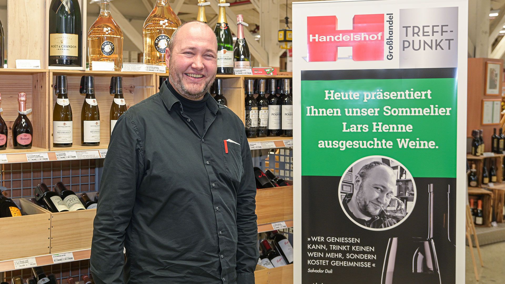 Sommelier Lars Henne berät die Kunden des Handelshof in Hamburg-Harburg in Sachen Wein.