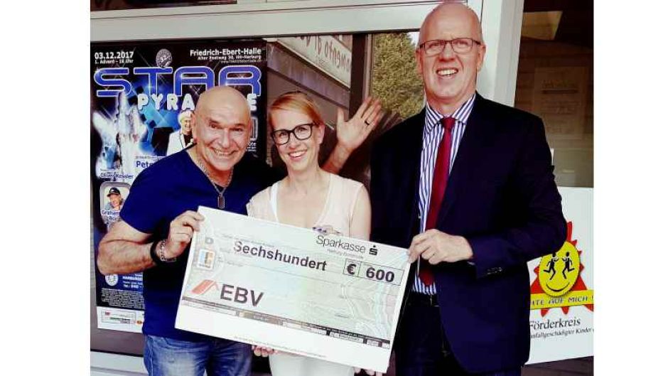 Strahlende Gesichter bei der Scheckübergabe: EBV-Vorstand Joachim Bode (von rechts), Janina Cienia, Geschäftsführerin des Gemeinnützigen Jugendwerks, und Entertainer Peter Sebastian. | Foto: ein