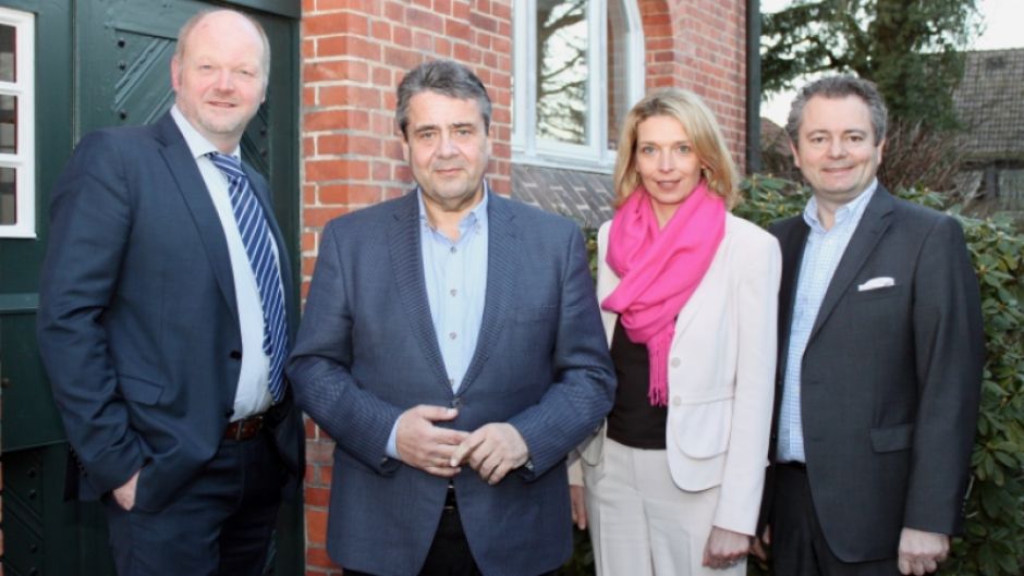 Superintendent Dirk Jäger (von links), Sigmar Gabriel (MdB SPD), Svenja Stadler (MdB SPD) und Stephan Schrader, Geschäftsführer des Wochenblatt-Verlags Schrader GmbH & Co. KG vor der Superintendentur in Hittfeld. | Foto: ein