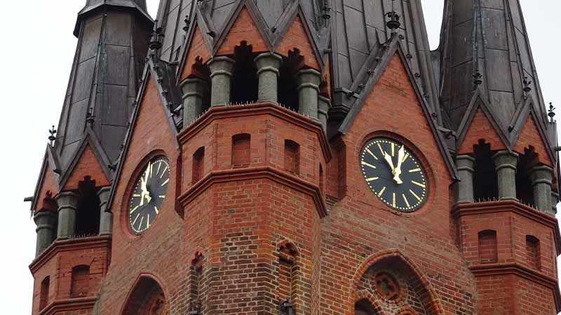 Die neuen Zeiger sind endlich an der Tostedter Kirchturmuhr angebracht. | Foto: Rolf Adler