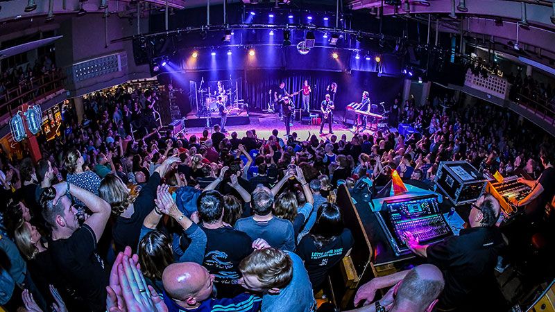 Im großen Saal des Rieckhof finden jährlich rund 200 Veranstaltungen mit über 60.000 Besuchern statt. Oftmals gut gefüllt wie hier beim Konzert von Lotto King Karl im Januar 2019. | Foto: Niels Kreller