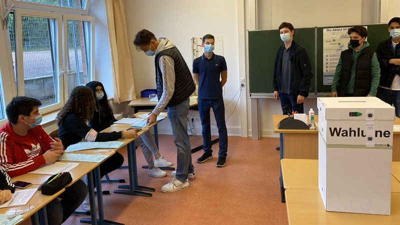 Ein Oberstufenkurs des Alexander-von-Humboldt-Gymnasiums zeigt politisch Haltung und geht wählen – mitten im Klassenzimmer. | Foto: AvH