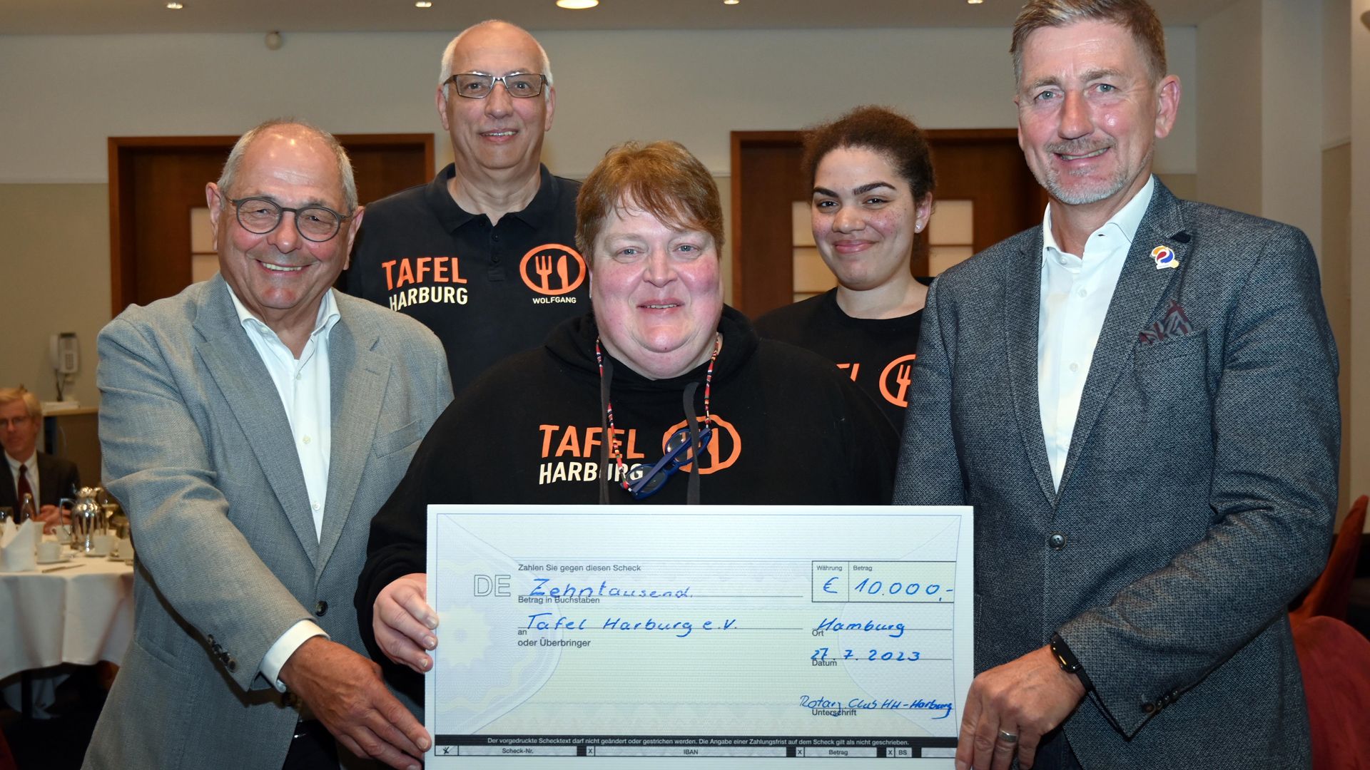 Freuen sich über die große Spende an die Harburger Tafel: Michel Witthöft, Wolfang Naujoks, Sabine Pena, Jaqueline Pena und Torsten Schümann. | Foto: Lenthe-Medien