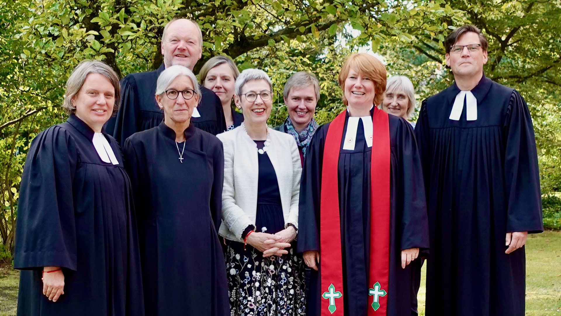 Pastorin Kathrin Burgwal (vordere Reihe, von links), Pastorin Anke Klindworth, Organistin Stella Vehse, Pastor Wilko Burgwal. Hintere Reihe von links nach rechts: Superintendent Dirk Jäger, KV-Vorsitzende und Chorleiterin Imke Wellnitz, Dr. Ute Merkel (Geige) und Angelika Bostelmann (Flöte). | Foto: A. Tribelhorn