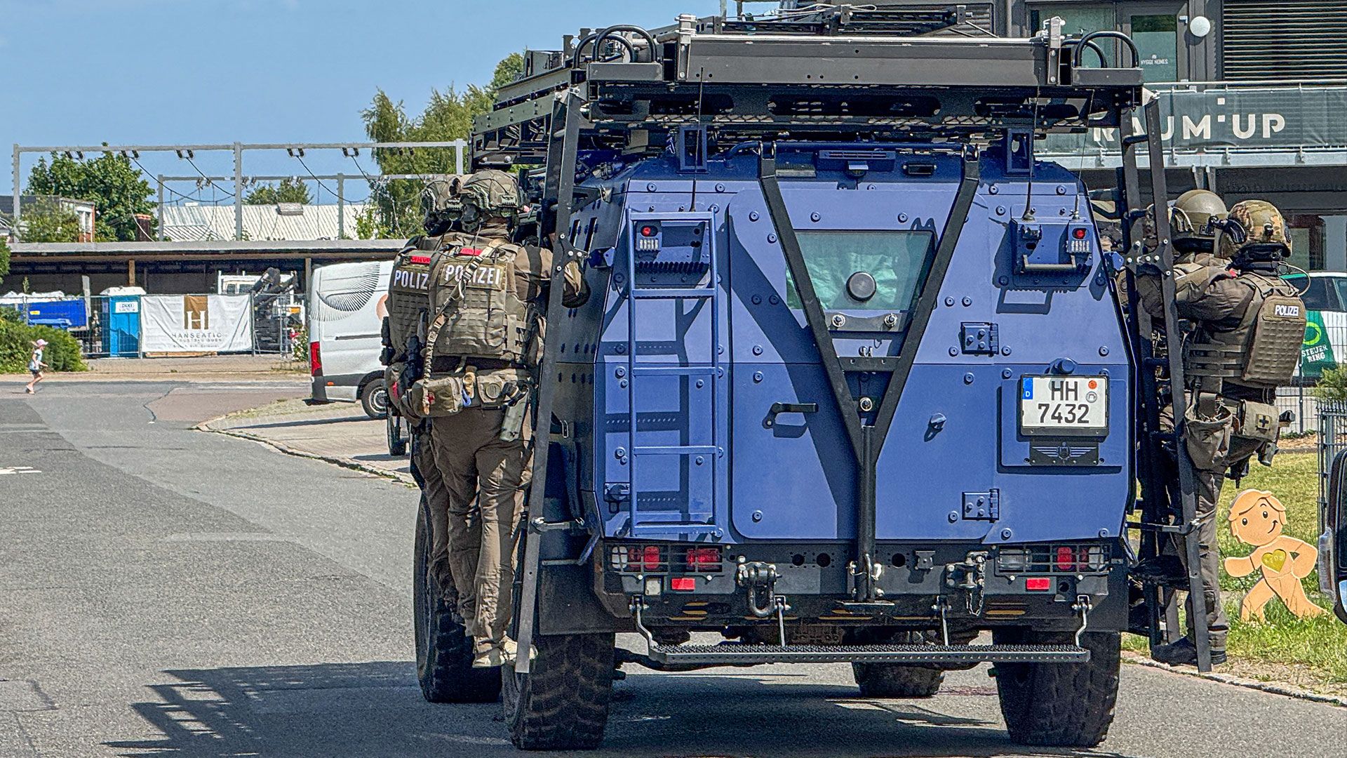 Bei einer Drogenrazzia in Winsen rückte am Dienstag das SEK an und stürmte ein Gebäude. Foto: JOTO