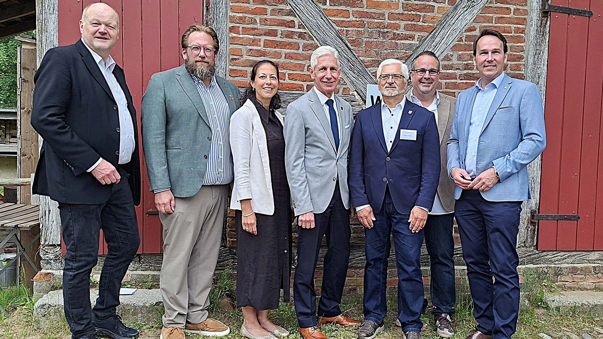 Gruppenbild: Superintendant Dirk Jäger (von links), Stefan Zimmermann (Direktor des Freilichtmuseums Kiekeberg), Ana Cristina Bröcking (Kreisrätin des Landkreises Harburg), Rainer Rempe (Landrat des Landkreises Harburg), Roger Grewe (Vorsitzender des Kreisseniorenbeirats Landkreis Harburg), Jan Bauer (Mitglied des Landtags in Hannover) und André Bock (Mitglied des Landtags). Foto: Ilka Teschner