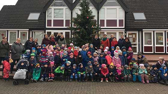 Der schönste Weihnachtsbaum steht in Maschen, da sind sich die Kids einig. | Foto: ein