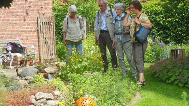 In Handeloh besuchen die Wanderfreunde einen offenen Garten. | Foto: ein