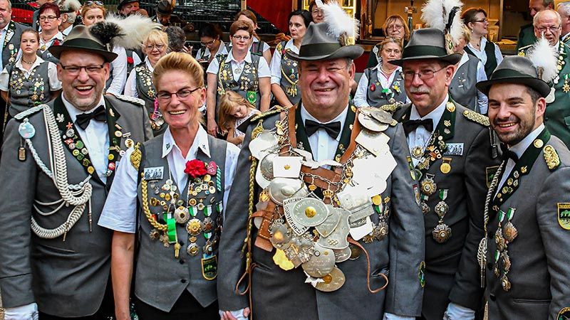 Jens Kabuse (Mitte) ist neuer Schützenkönig in Heimfeld. Beim Vogelschießen hatte er gegenüber seiner Frau Carola Kabuse das glücklichere Händchen. Seine Adjutanten sind Dirk Ammer (links), Bernd Lünsmann (4.v.L.) und Sohn Marius Kabuse. | Foto: Niels Kreller