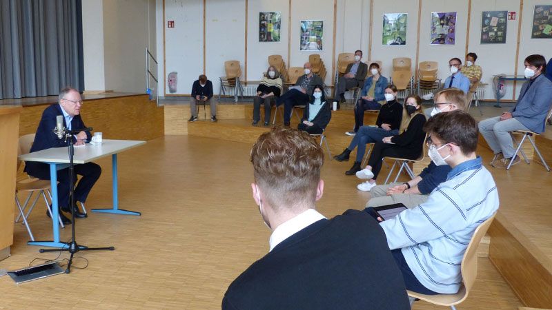 Am Gymnasium Neu Wulmstorf diskutierte Niedersachsens Ministerpräsident Stephan Weil auf Einladung von Tobias Handtke mit dem Sechser-Rat der Schule. | Foto: ein