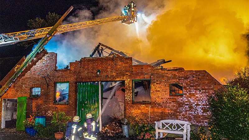War es wieder Brandstiftung? In der Nacht brannte ein Reetdachhaus in Buxtehude lichterloh. | Foto: JOTO
