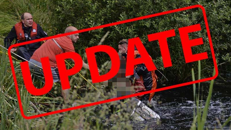 Rettungskräfte bergen den leblosen fünfjährigen Jungen aus dem Rückhaltebecken. | Foto: André Lenthe Fotografie
