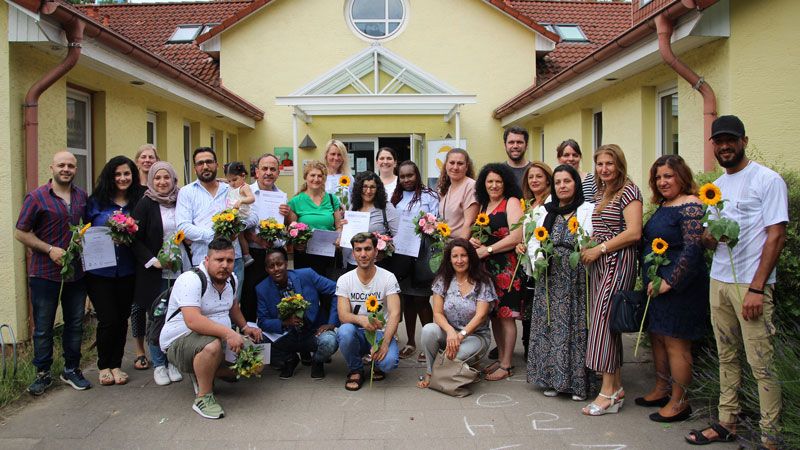 Elternlotsen und Nachbarschaftsmütter – hier 2019 bei der Übergabe der Zertifikate nach erfolgreicher Qualifikation – unterstützen Familien im Alltag. Das DRK sucht derzeit wieder Menschen mit Migrationshintergrund, die sich schulen lassen wollen. | Foto: DRK Harburg