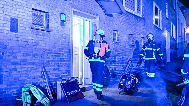 Die Feuerwehr musste mit Atemschutzgerät in die vermüllte Wohnung, um das Feuer zu löschen. | Foto: HamburgNews