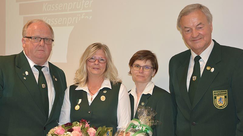 Abschied: Die bisherige Kreisdamenleiterin Doris Brendemühl (Zweite von links) vom SV Trelde wird vom wiedergewählten Präsidenten Volker Höper aus Heidenau (links), Schatzmeisterin Nadine Schwanitz vom SV Dibbersen-Dangersen und Vizepräsident Wilfried Stresow vom SV Elstorf verabschiedet. | Foto: ein