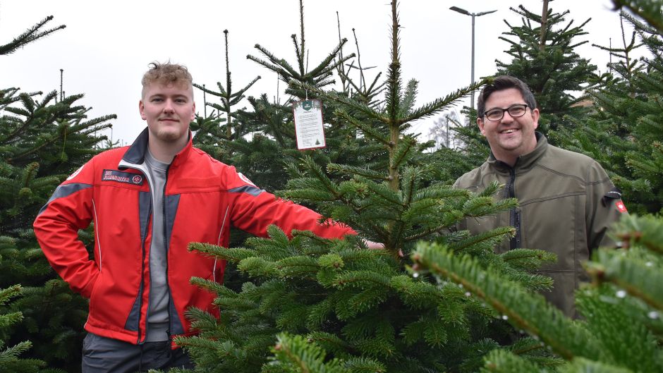 Nic Schneider (links) von den Johannitern holte die Weihnachtsbäume bei Arndt Oelkers vom Hof Oelkers in Wenzendirf ab. | Foto: Johanniter