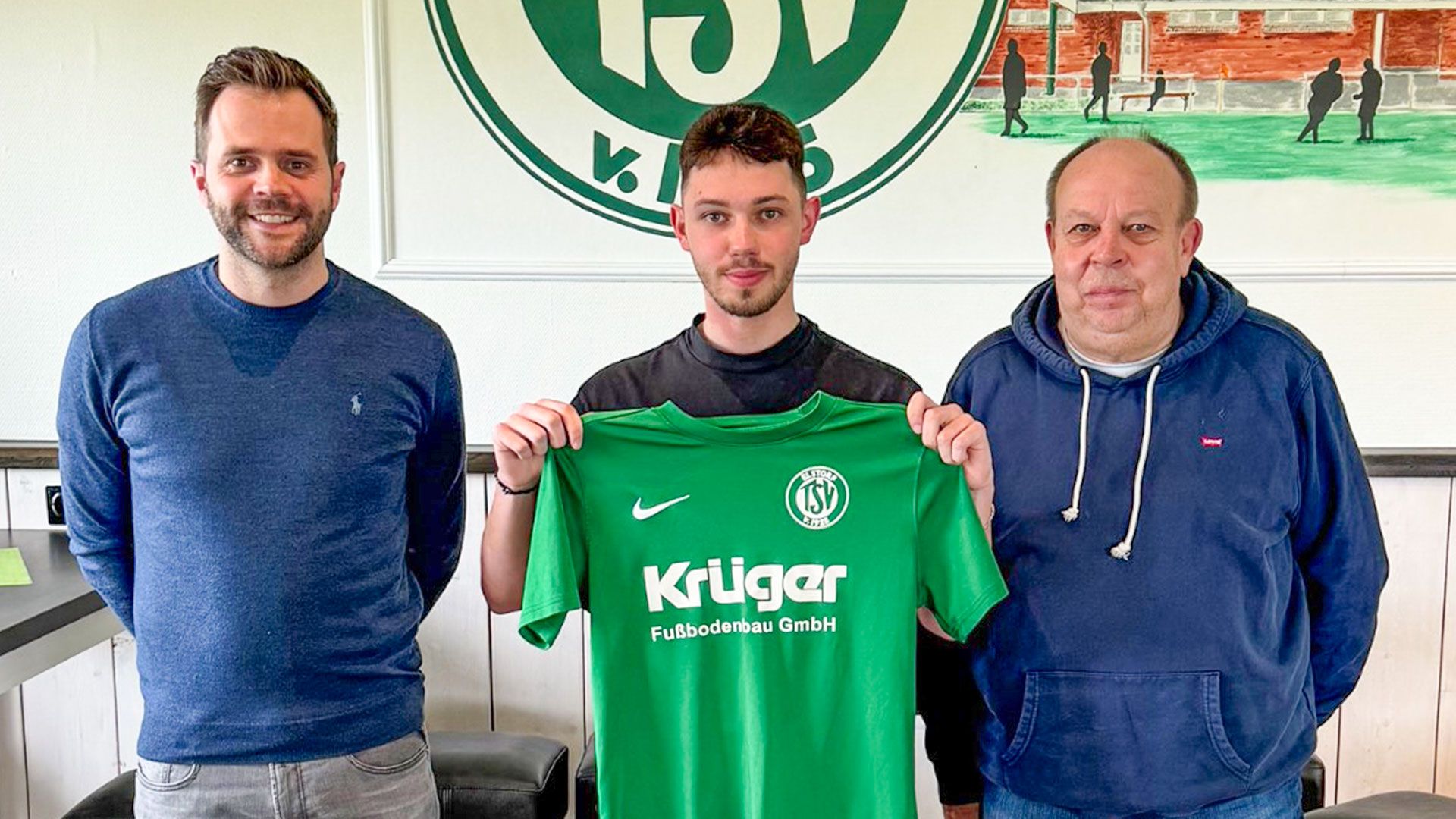 Ligamanager Nils Gosebeck (links) und Trainer Hartmut Mattfeldt begrüßen Neuzugang Justin Birkholz vom TVV Neu Wulmstorf. | Foto: TSV Elstorf