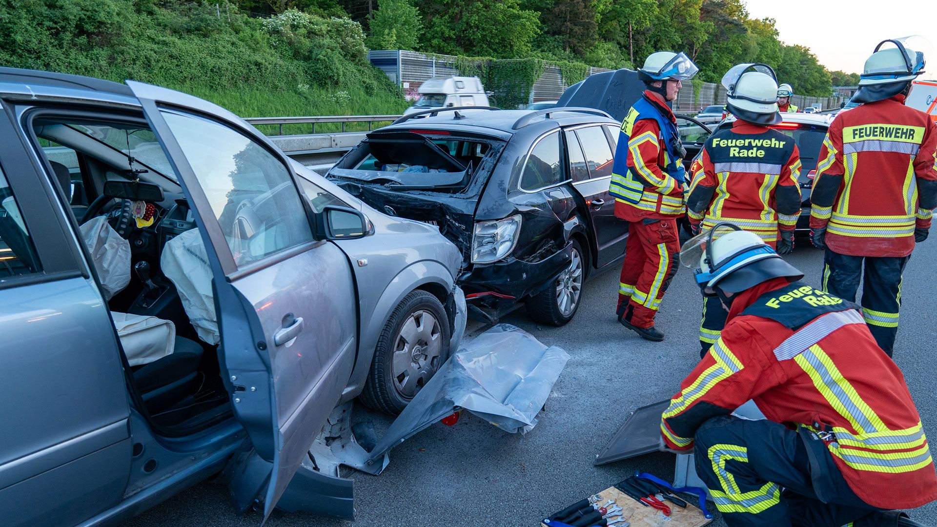 Drei Autos kollidierten im Rückreiseverkehr vom Himmelfahrtswochenende auf der A1 bei Hollenstedt. Es gab acht Verletzte, darunter drei Kinder. | Foto: JOTO