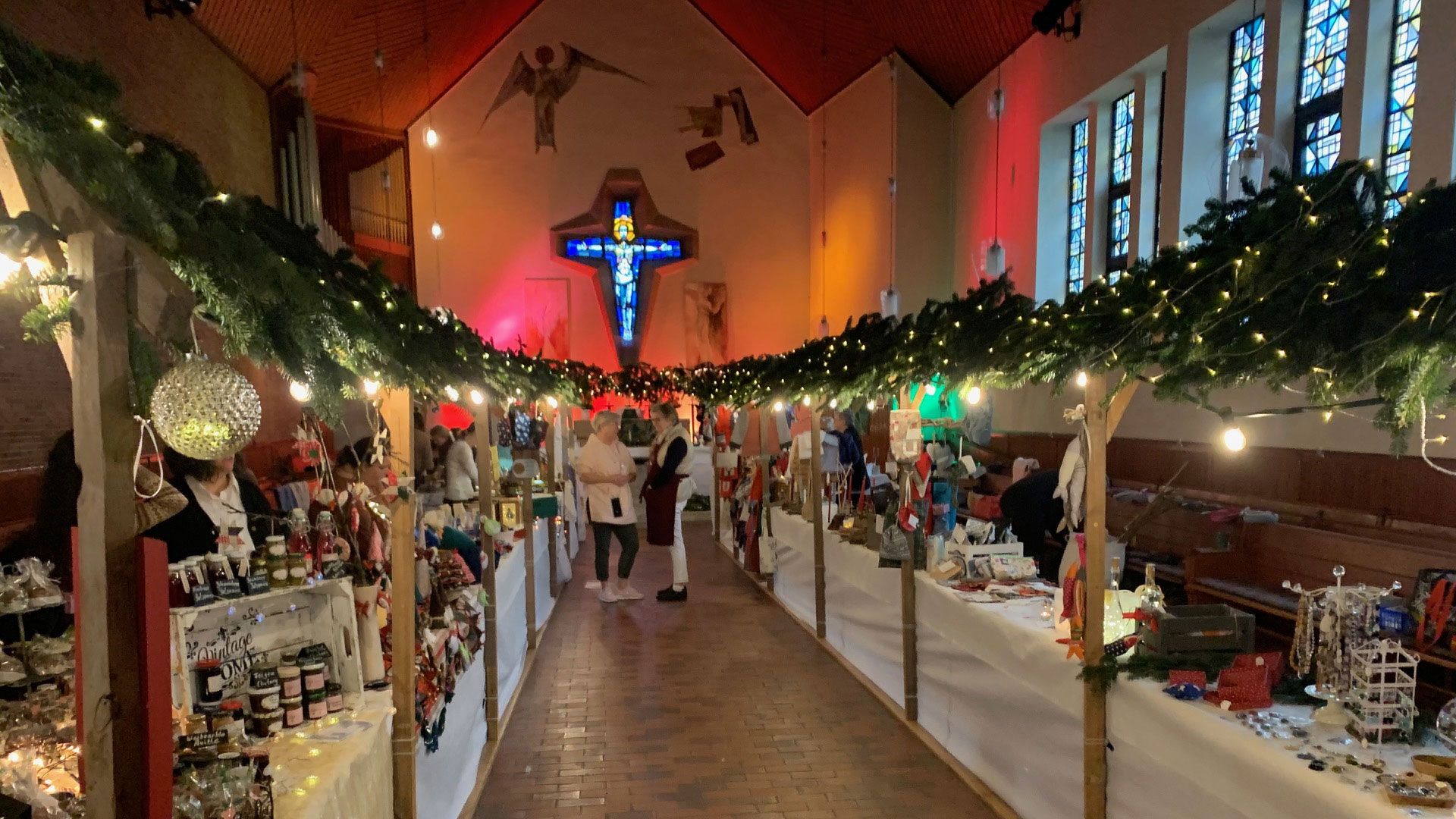 Zum beliebten Lichterfest wird die Marmstorfer Kirche am Sonntag, 10. November, wieder hübsch geschmückt. | Foto: ein
